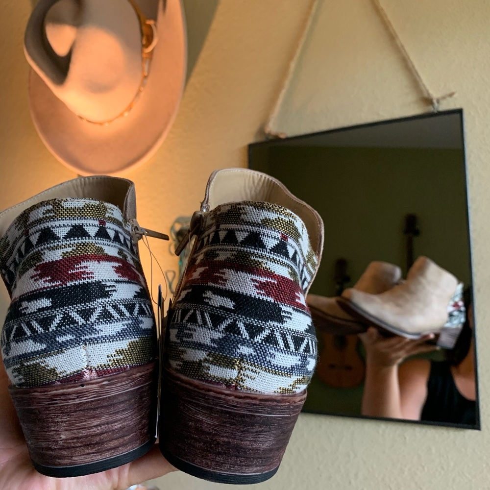 • [NIB] Roper Embroidered Booties • - Picture 3 of 14